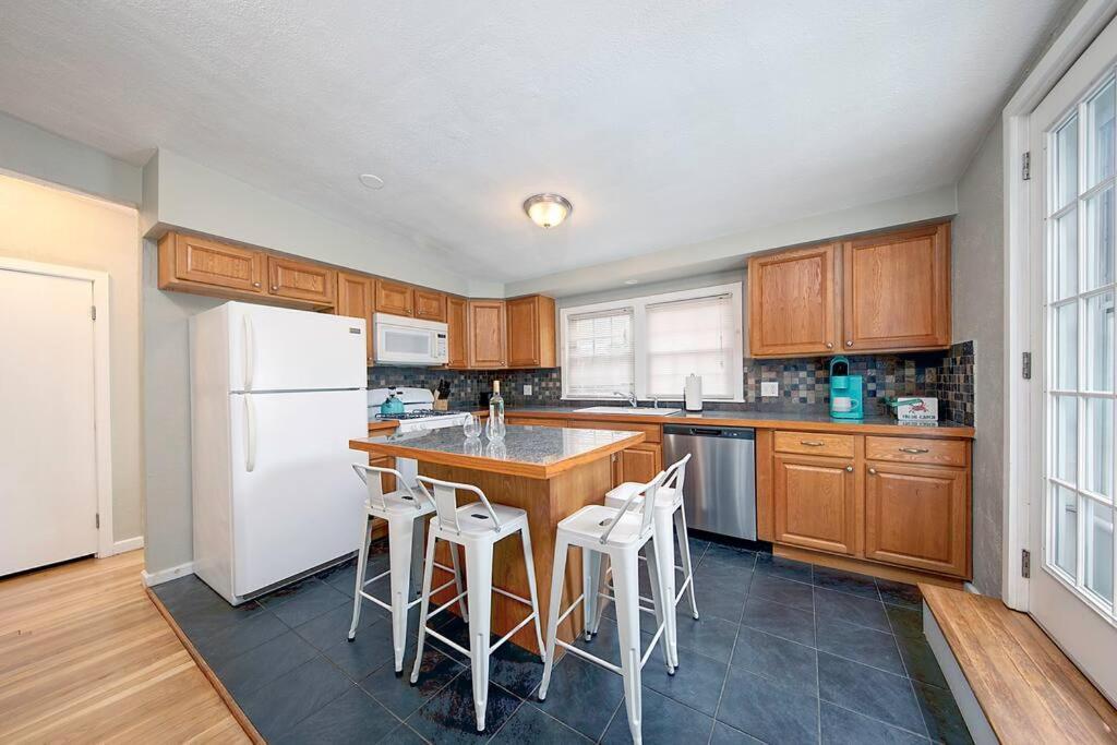 Couples And Beach Lovers Meet Your Needs In One Location Marblehead Exterior foto