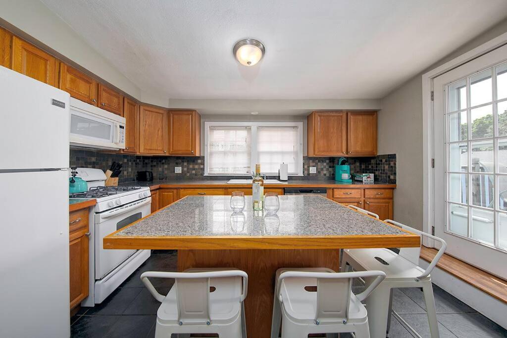 Couples And Beach Lovers Meet Your Needs In One Location Marblehead Exterior foto